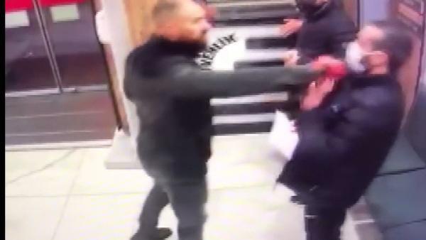 Acil serviste bıçaklı saldırgan dehşeti