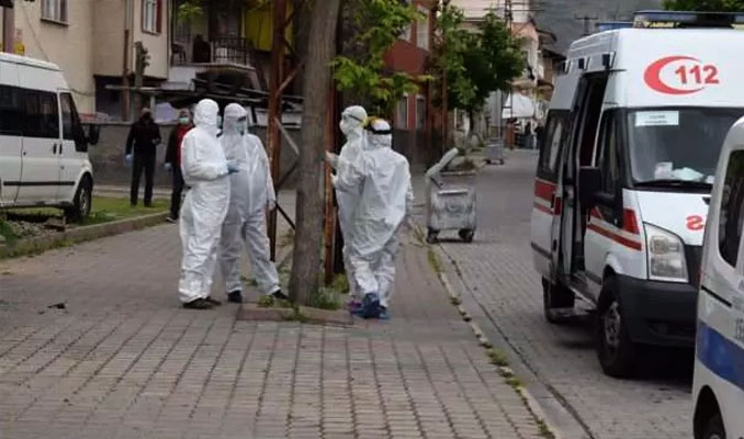 Anne oğul 2 saat arayla koronadan hayatını kaybetti
