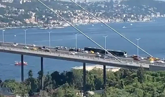 Arızalanan metrobüs yolcuları köprü üstünde indirdi