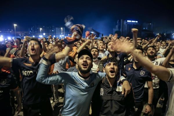 Başakşehir taraftarları şampiyonluğu kutladı