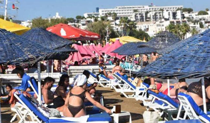 Bodrum ve Marmaris sahillerinde güneşli havanın hareketliliği yaşandı