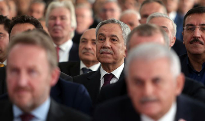 Bülent Arınç YİK üyeliğinden istifa etti