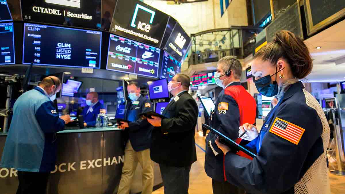 Dow ve S&P 500 ekside başladı, rekorla kapandı