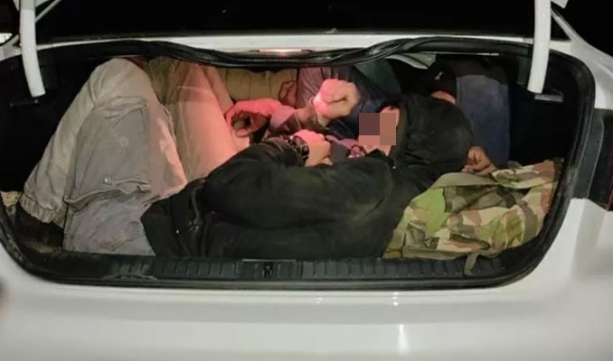 Durdurulan iki otomobilden 29 düzensiz göçmen çıktı