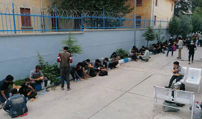 Durdurulan tırdan 69 düzensiz göçmen çıktı