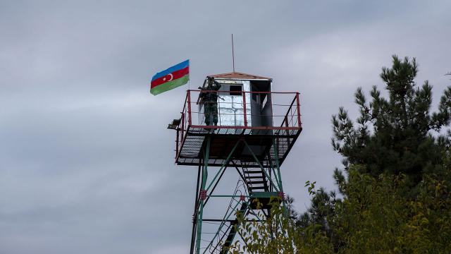 Ermenistan, sınırdaki Azerbaycan mevzilerine ateş açtı