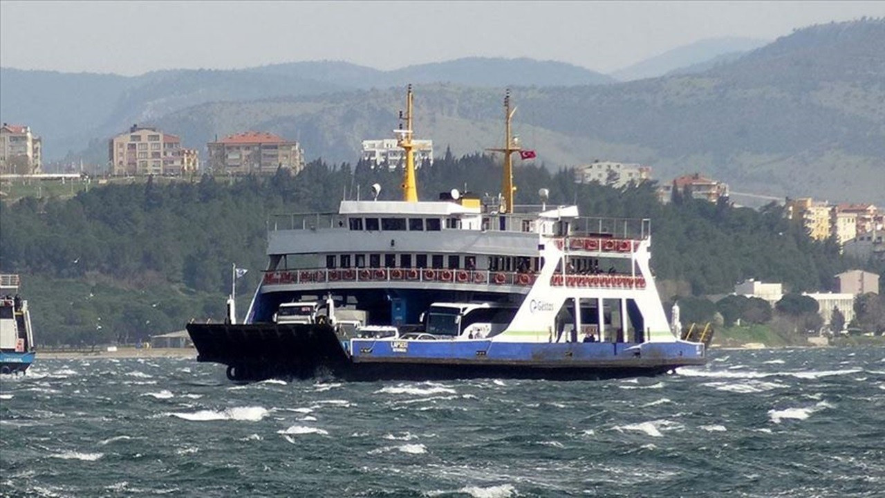 Gökçeada ve Bozcaada hattı feribot seferlerine fırtına engeli