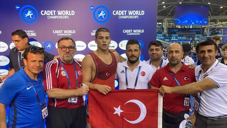 Güreşçi Rıfat Eren Gıdak, yıldızlarda dünya şampiyonu oldu