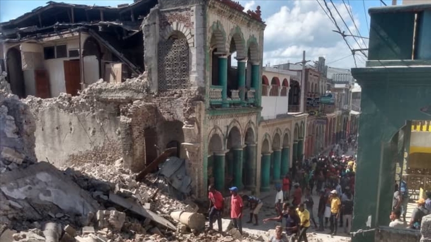 Haiti depreminde can kaybı 2207