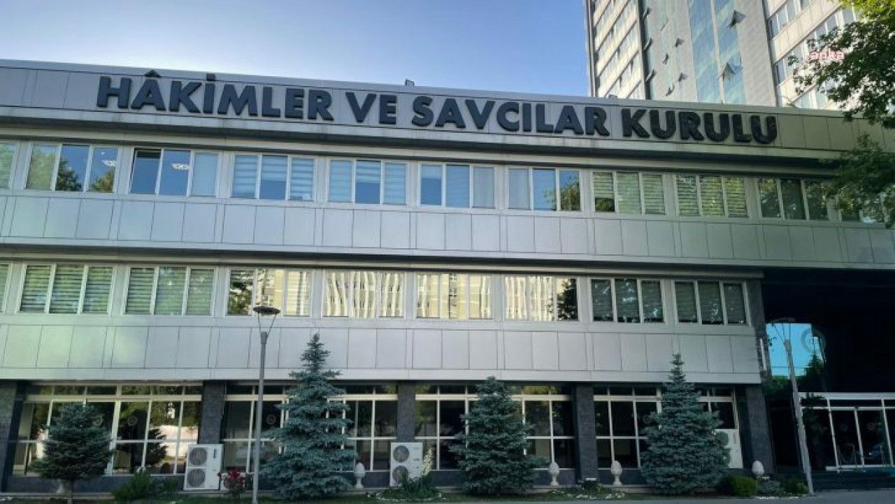 HSK Galip Öztürk ile fotoğrafı çıkan hakimi görevden aldı
