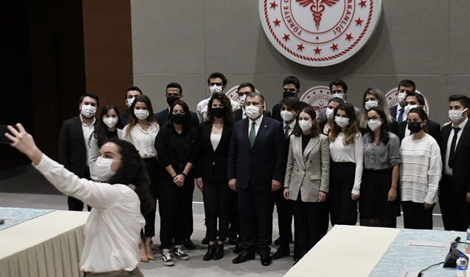 Koca: Sağlık çalışanlarımızın kıymetini bilmek zorundayız