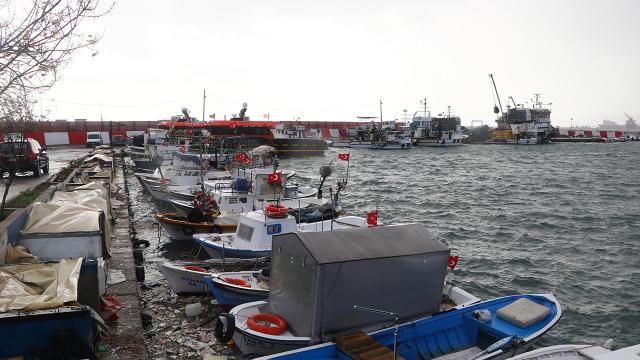 Lodos 2 gündür deniz ulaşımını aksatıyor